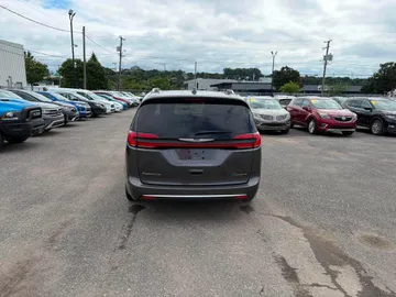 2021 Chrysler Pacifica Hybrid - image 7