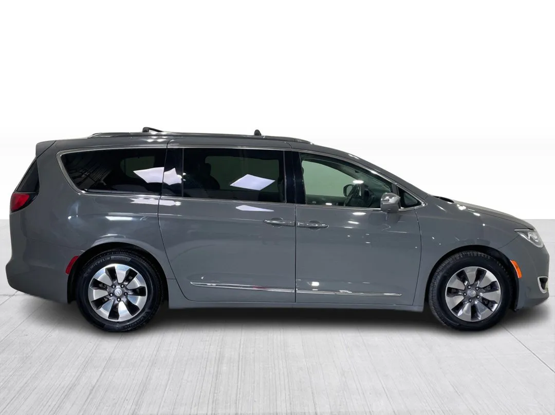 2020 Chrysler Pacifica Hybrid — photo 2