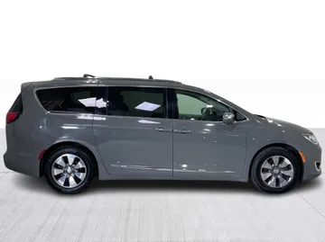 2020 Chrysler Pacifica Hybrid - image 2