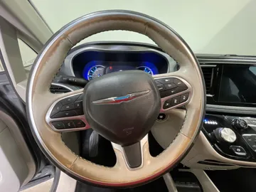 2020 Chrysler Pacifica Hybrid - image 25