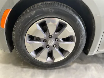 2020 Chrysler Pacifica Hybrid - image 7