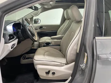 2020 Chrysler Pacifica Hybrid - image 3
