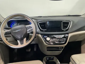 2020 Chrysler Pacifica Hybrid - image 4