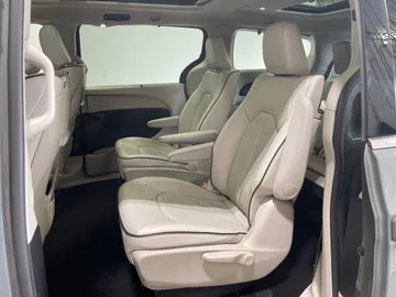 2020 Chrysler Pacifica Hybrid - image 16