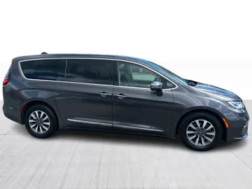 2022 Chrysler Pacifica Hybrid - image 2