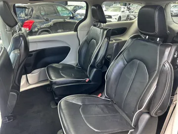 2022 Chrysler Pacifica Hybrid - image 15