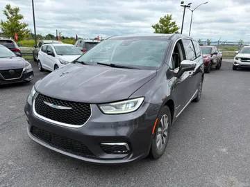 2022 Chrysler Pacifica Hybrid - image 3