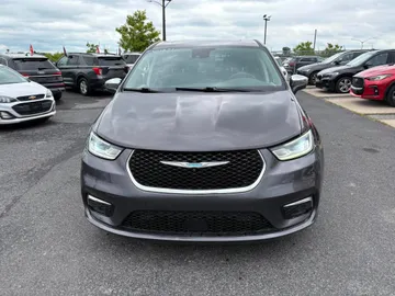 2022 Chrysler Pacifica Hybrid - image 2