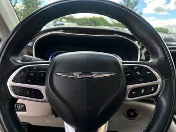 2022 Chrysler Pacifica Hybrid - image 18