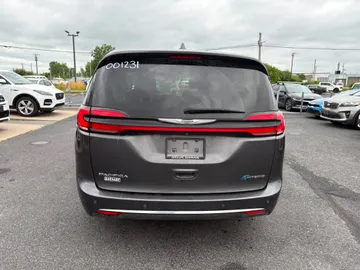2022 Chrysler Pacifica Hybrid - image 6