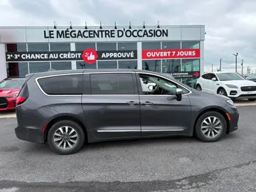 2022 Chrysler Pacifica Hybrid - image 4