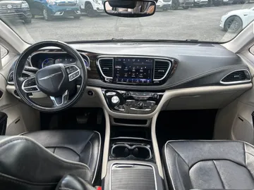 2022 Chrysler Pacifica Hybrid - image 4