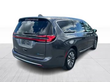 2022 Chrysler Pacifica Hybrid - image 14