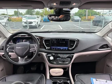 2022 Chrysler Pacifica Hybrid - image 9