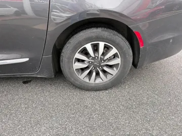 2022 Chrysler Pacifica Hybrid - image 7