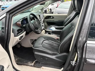 2022 Chrysler Pacifica Hybrid - image 8