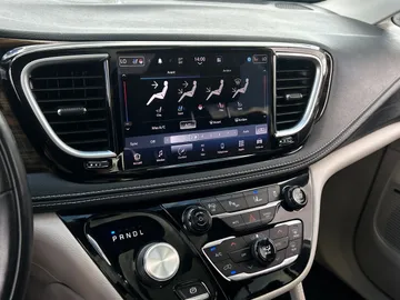 2022 Chrysler Pacifica Hybrid - image 26