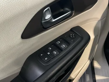 2021 Chrysler Grand Caravan - image 22