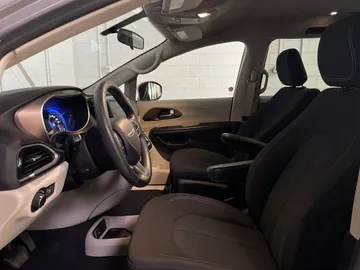 2021 Chrysler Grand Caravan - image 3