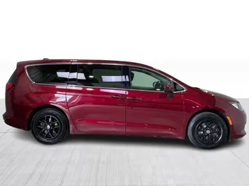 2022 Chrysler Grand Caravan - image 2