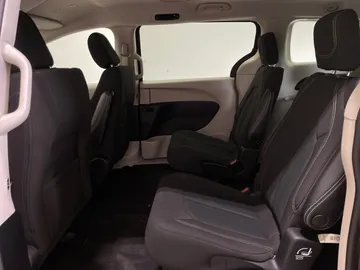 2022 Chrysler Grand Caravan - image 15