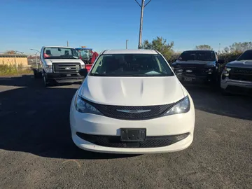 2024 Chrysler Grand Caravan - image 2