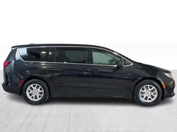 2021 Chrysler Grand Caravan - image 2