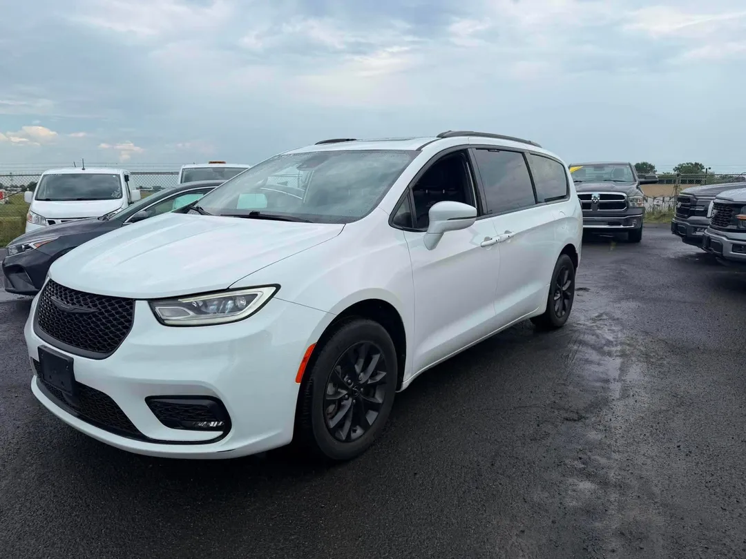 2022 Chrysler Pacifica — photo 3