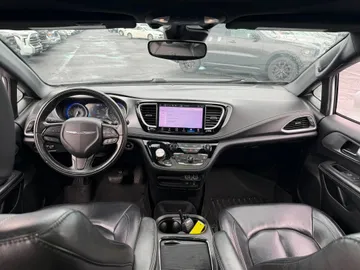 2022 Chrysler Pacifica - image 9