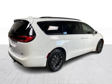 2022 Chrysler Pacifica - image 15