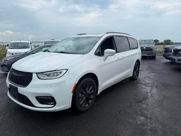 2022 Chrysler Pacifica - image 3