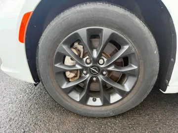 2022 Chrysler Pacifica - image 7