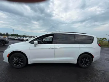 2022 Chrysler Pacifica - image 4