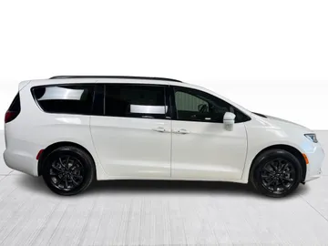 2022 Chrysler Pacifica - image 2