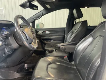 2022 Chrysler Pacifica - image 3