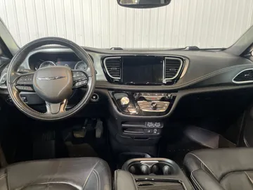 2022 Chrysler Pacifica - image 4