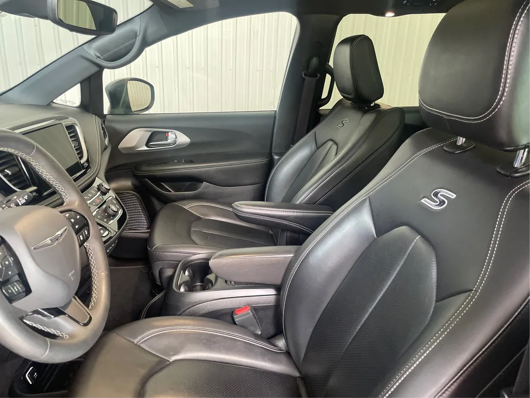 2023 Chrysler Pacifica — photo 3