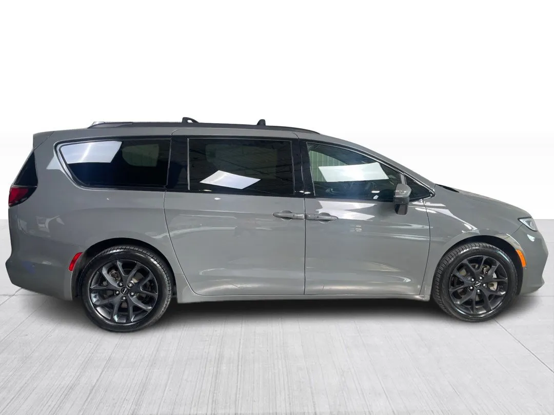 2023 Chrysler Pacifica — photo 2