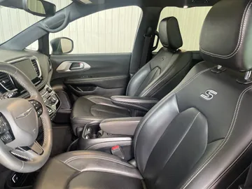 2023 Chrysler Pacifica - image 3