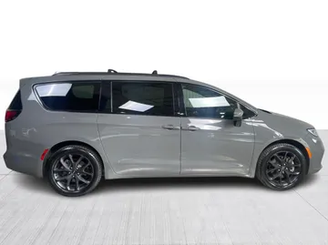 2023 Chrysler Pacifica - image 2