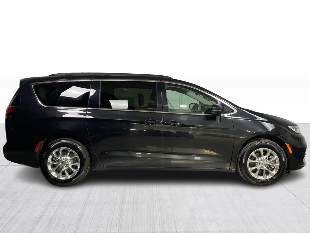 2022 Chrysler Pacifica — photo 2
