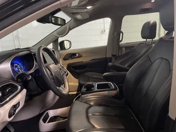 2022 Chrysler Pacifica - image 3