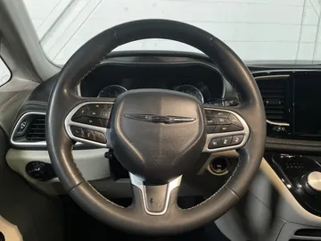 2022 Chrysler Pacifica - image 18