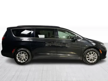 2022 Chrysler Pacifica - image 2