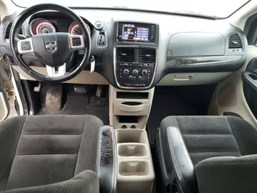 2016 Dodge Grand Caravan - image 9