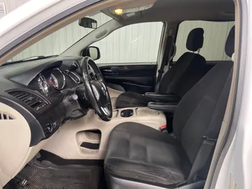 2016 Dodge Grand Caravan - image 3