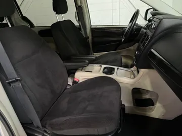 2017 Dodge Grand Caravan - image 3