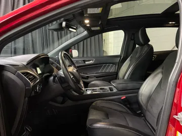 2022 Ford Edge - image 3