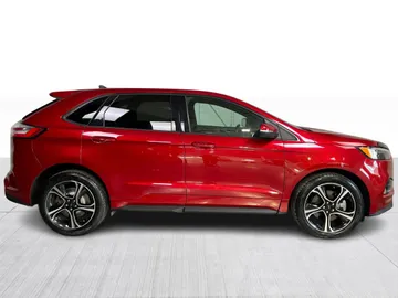 2022 Ford Edge - image 2