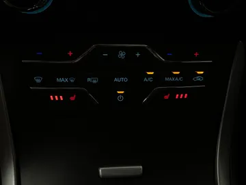 2018 Ford Edge - image 27